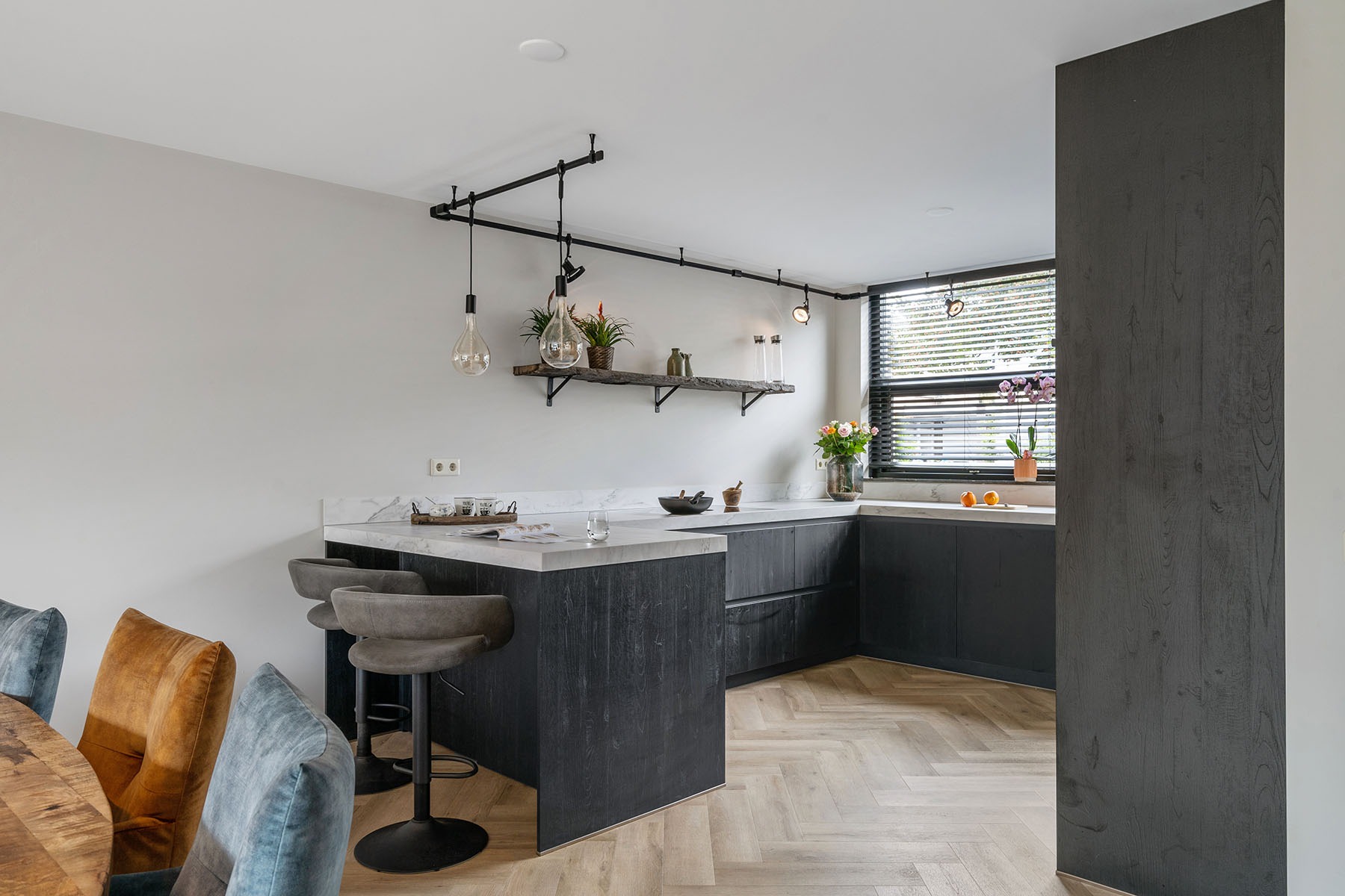 Zwarte houtlook keuken | Schalk Keuken & Bad
