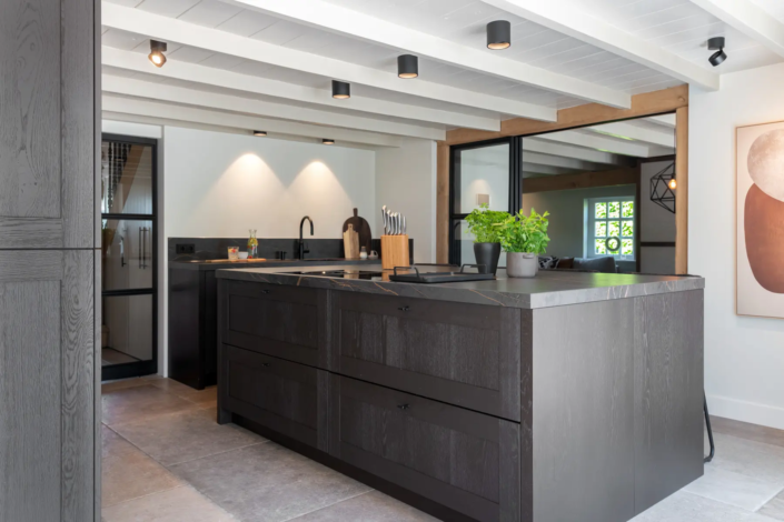 Landelijke keuken met moderne touch in woonboerderij | Schalk keuken en bad