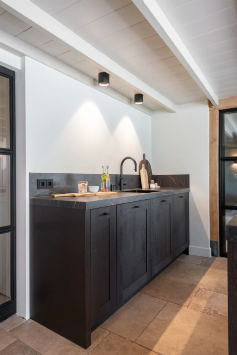 Landelijke keuken met moderne touch in woonboerderij | Schalk keuken en bad