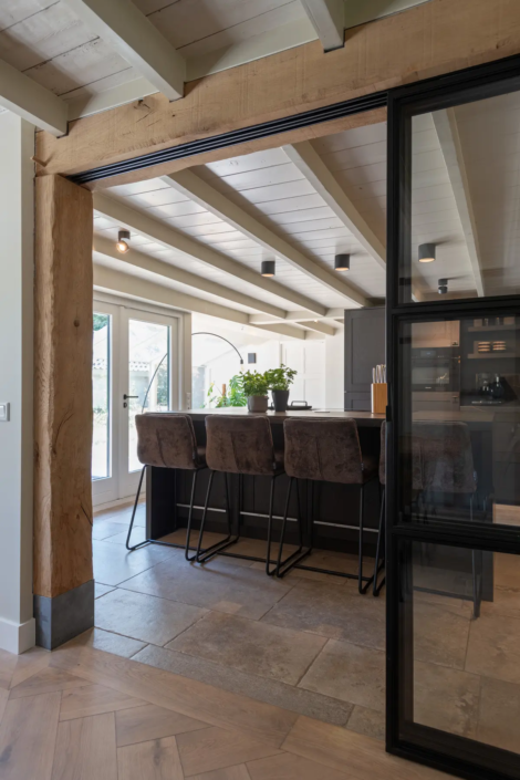 Landelijke keuken met moderne touch in woonboerderij | Schalk keuken en bad