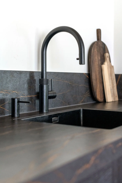 Landelijke keuken met moderne touch in woonboerderij | Schalk keuken en bad