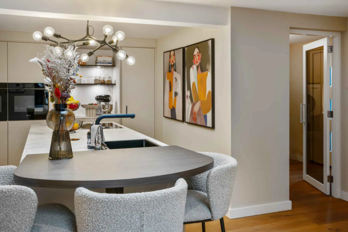 Moderne keuken met bar in Oisterwijk | Schalk Keuken en Bad