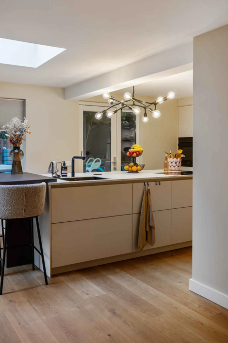 Moderne keuken met bar in Oisterwijk | Schalk Keuken en Bad