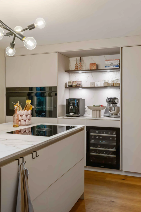 Moderne keuken met bar in Oisterwijk | Schalk Keuken en Bad