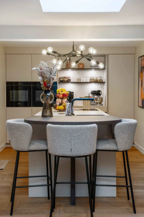 Moderne keuken met bar in Oisterwijk | Schalk Keuken en Bad