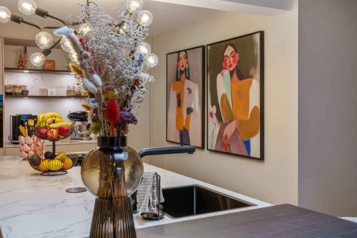 Moderne keuken met bar in Oisterwijk | Schalk Keuken en Bad