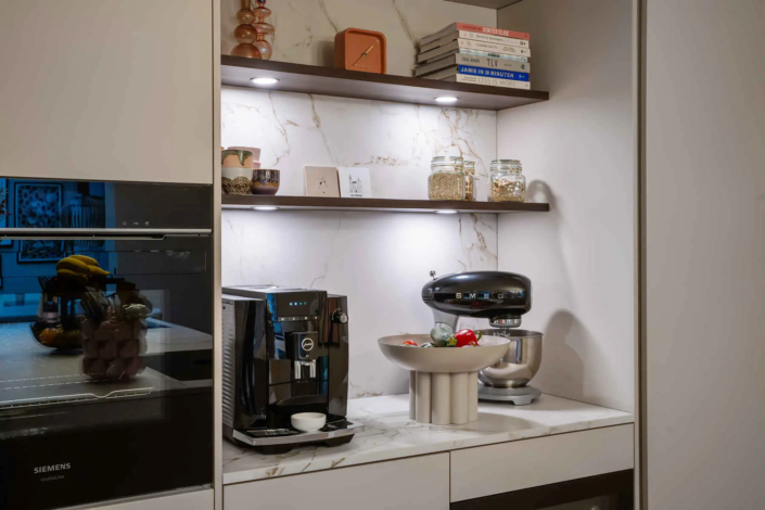 Moderne keuken met bar in Oisterwijk | Schalk Keuken en Bad