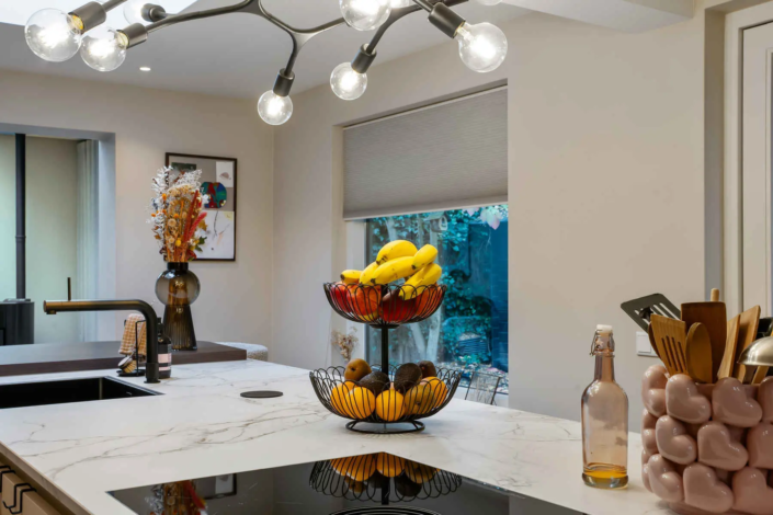 Moderne keuken met bar in Oisterwijk | Schalk Keuken en Bad