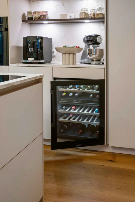 Moderne keuken met bar in Oisterwijk | Schalk Keuken en Bad