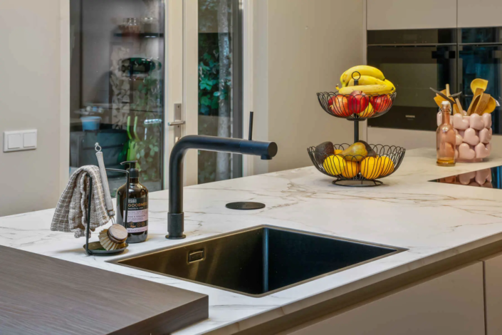 Moderne keuken met bar in Oisterwijk | Schalk Keuken en Bad