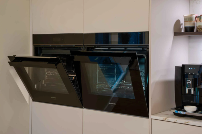 Moderne keuken met bar in Oisterwijk | Schalk Keuken en Bad