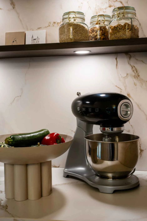 Moderne keuken met bar in Oisterwijk | Schalk Keuken en Bad