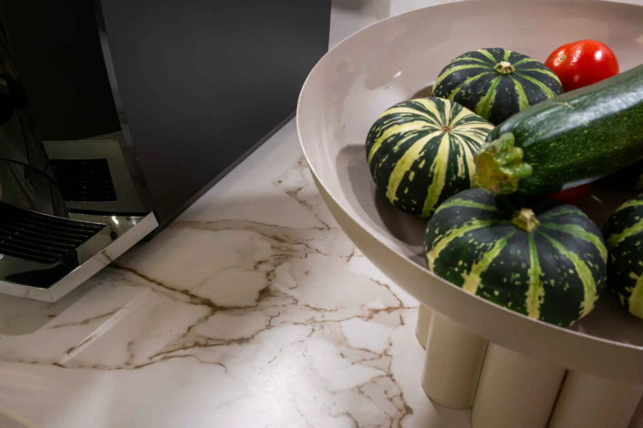 Moderne keuken met bar in Oisterwijk | Schalk Keuken en Bad