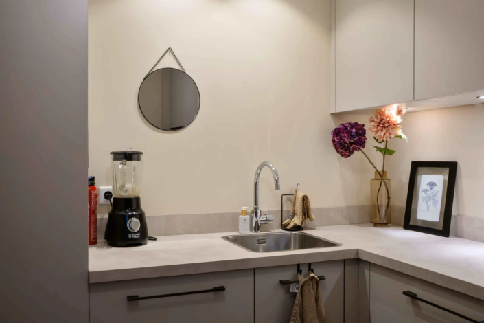 Moderne keuken met bar in Oisterwijk | Schalk Keuken en Bad