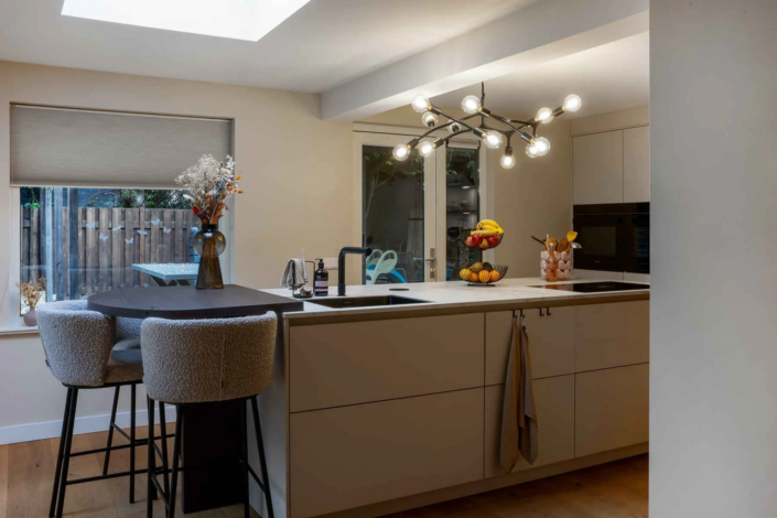 Moderne keuken met bar in Oisterwijk | Schalk Keuken en Bad