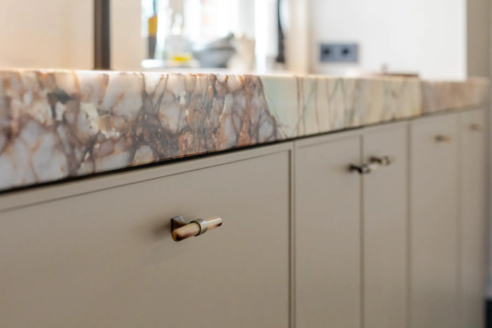 Moderne keuken met bar in Oisterwijk | Schalk Keuken en Bad