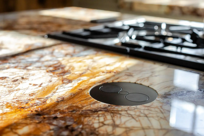 Moderne keuken met bar in Oisterwijk | Schalk Keuken en Bad