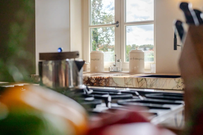 Moderne keuken met bar in Oisterwijk | Schalk Keuken en Bad