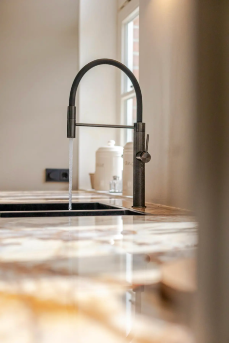 Moderne keuken met bar in Oisterwijk | Schalk Keuken en Bad