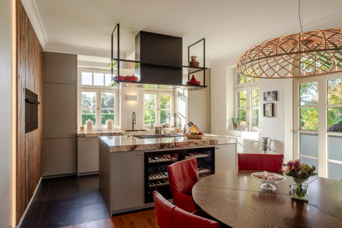 Moderne keuken met bar in Oisterwijk | Schalk Keuken en Bad