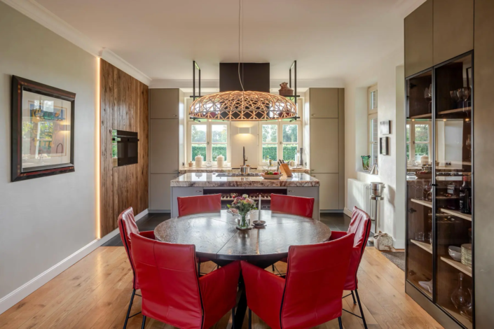 Moderne keuken met bar in Oisterwijk | Schalk Keuken en Bad