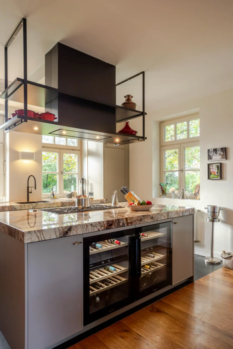 Moderne keuken met bar in Oisterwijk | Schalk Keuken en Bad