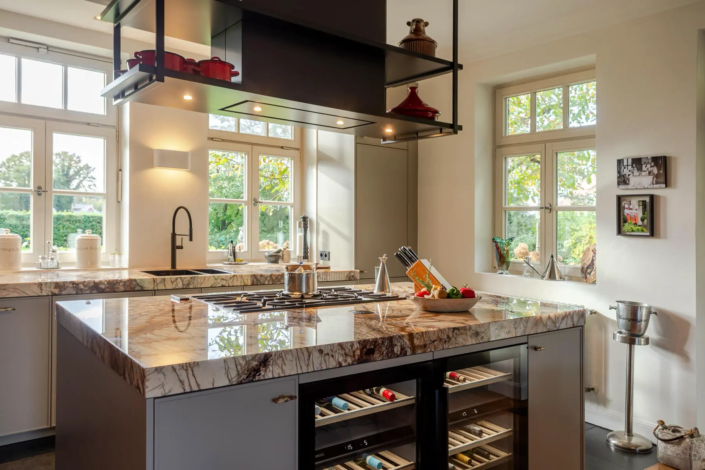 Moderne keuken met bar in Oisterwijk | Schalk Keuken en Bad