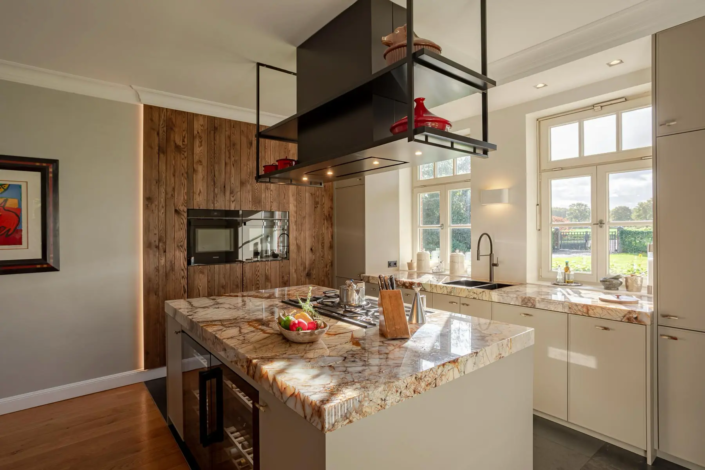 Moderne keuken met bar in Oisterwijk | Schalk Keuken en Bad