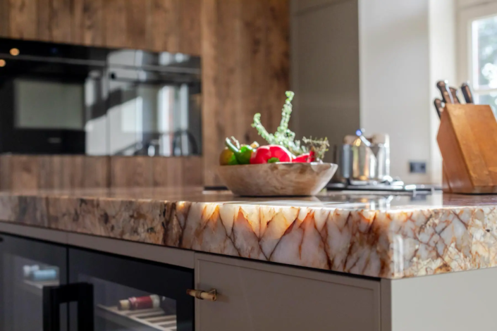 Moderne keuken met bar in Oisterwijk | Schalk Keuken en Bad