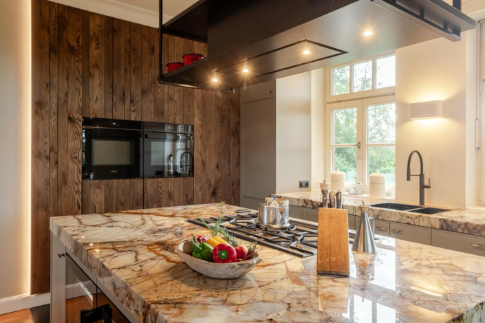 Moderne keuken met bar in Oisterwijk | Schalk Keuken en Bad