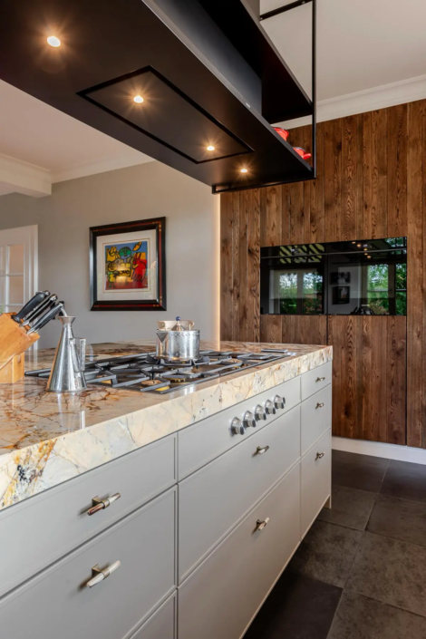 Moderne keuken met bar in Oisterwijk | Schalk Keuken en Bad