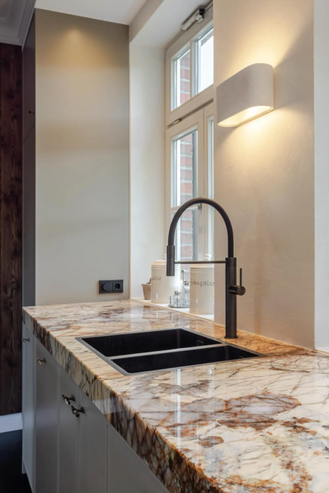 Moderne keuken met bar in Oisterwijk | Schalk Keuken en Bad