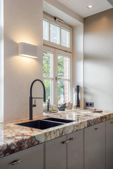 Moderne keuken met bar in Oisterwijk | Schalk Keuken en Bad