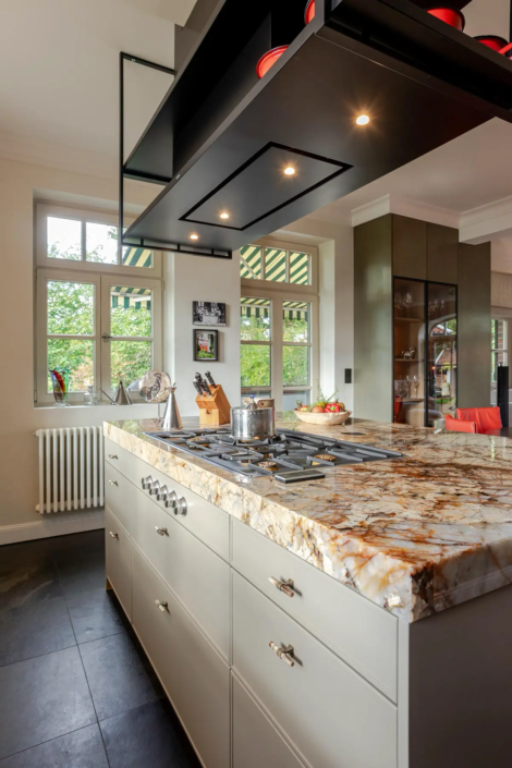 Moderne keuken met bar in Oisterwijk | Schalk Keuken en Bad