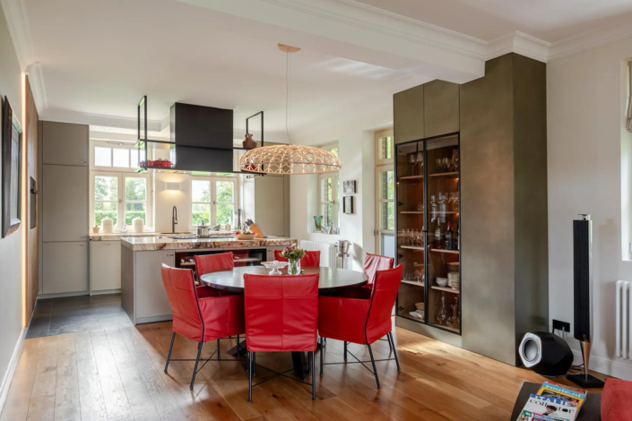 Moderne keuken met bar in Oisterwijk | Schalk Keuken en Bad