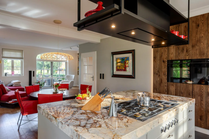 Moderne keuken met bar in Oisterwijk | Schalk Keuken en Bad