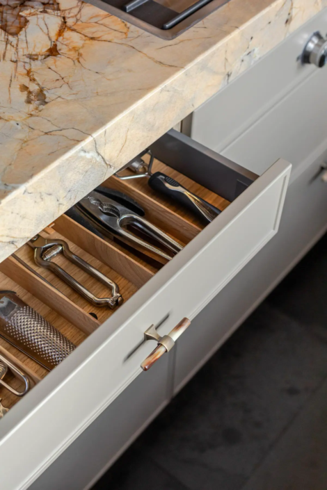 Moderne keuken met bar in Oisterwijk | Schalk Keuken en Bad