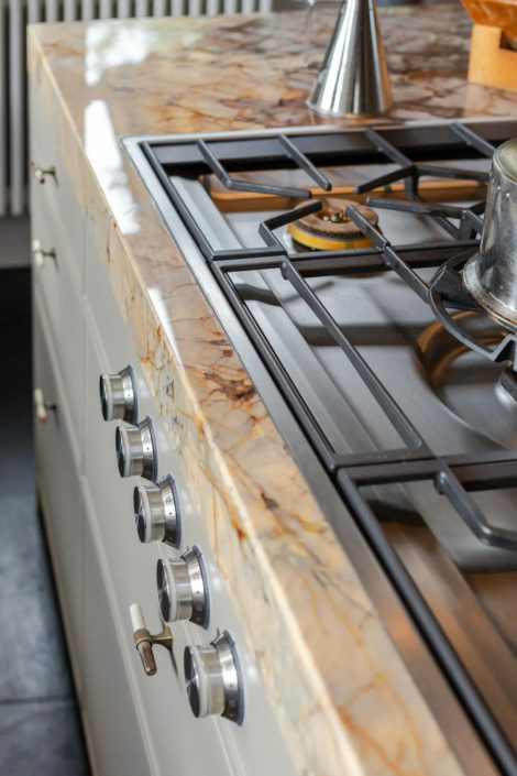 Moderne keuken met bar in Oisterwijk | Schalk Keuken en Bad